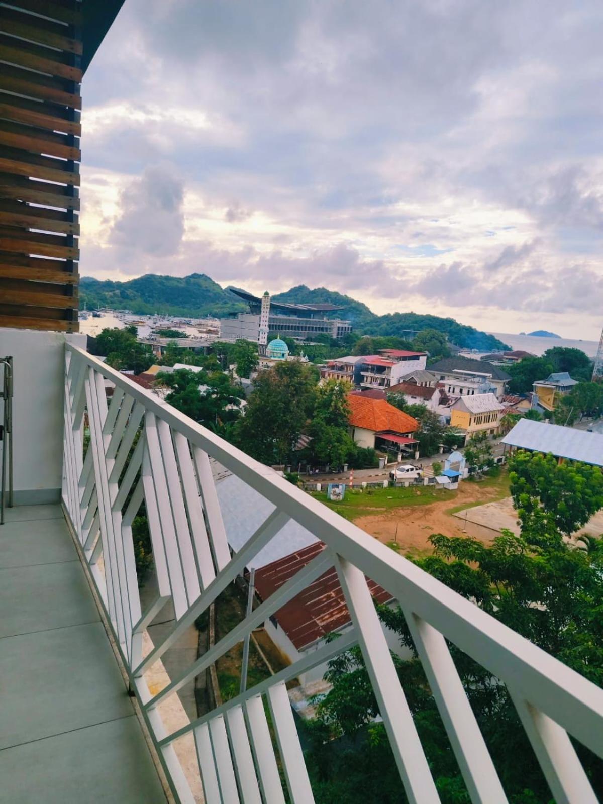 Triple 8 Suites Labuan Bajo Extérieur photo